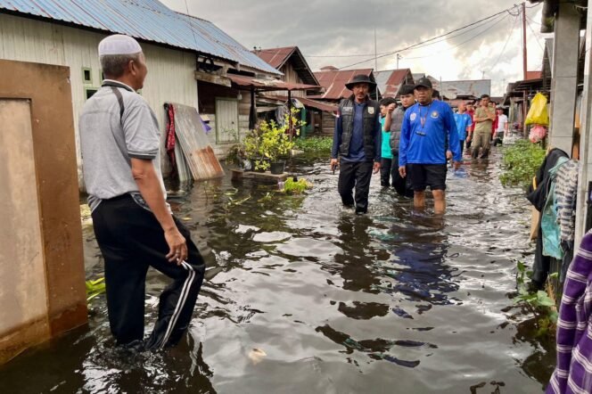 
 Bupati Banjar, Saidi Mansyur meninjau dan menyerahkan bantuan sembako ke warga terdampak banjir di Keraton. foto: MCBanjar