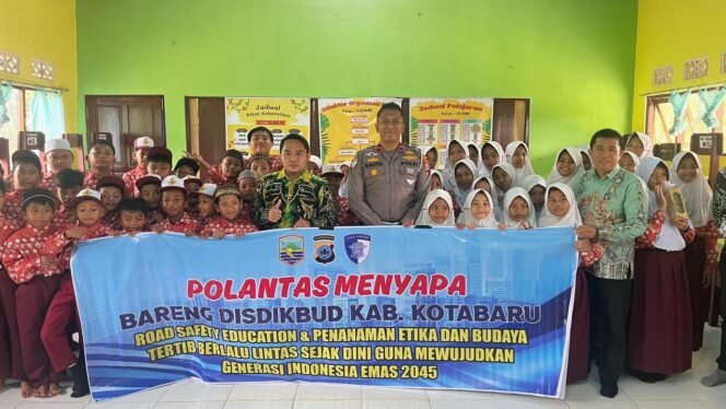 
 Polisi Goes to School, Satlantas Polres Kotabaru Edukasi Keselamatan Lalu Lintas di SDN Sigam