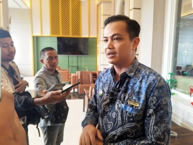 
 F&B Supervisor Grand Qin Hotel, Abdul Halim. 
