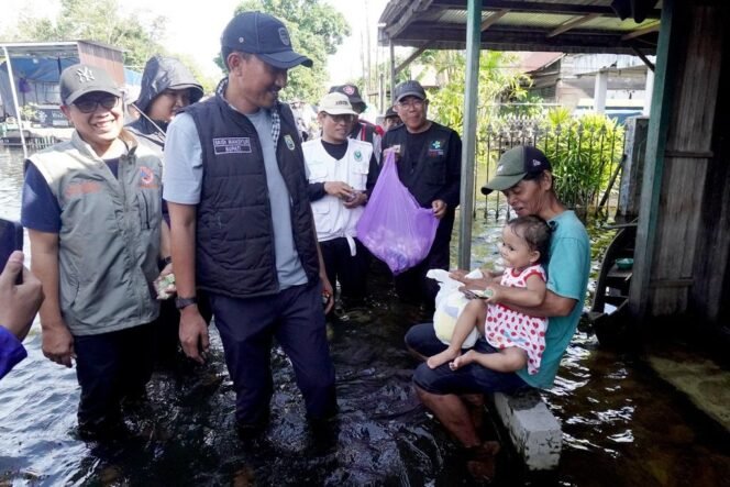
 Pemerintah Kabupaten Banjar Salurkan 2.000 Paket Bantuan bagi Warga Terdampak Banjir di Martapura