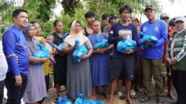Penyaluran bantuan kepada warga yang terdampak banjir di Kabupaten Banjar, Kamis (15/1/2026). Foto:MC Banjar