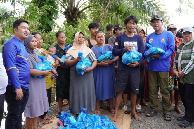 
 Penyaluran bantuan kepada warga yang terdampak banjir di Kabupaten Banjar, Kamis (15/1/2026). Foto:MC Banjar