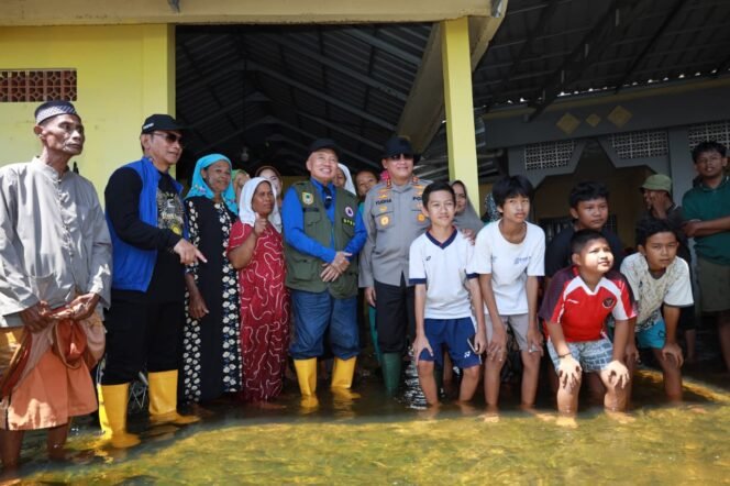 
 Polda Kalsel Pastikan Ketersediaan Pangan dan Air Bersih bagi Pengungsi Banjir