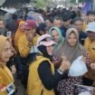 Ketua DPD Partai Hanura Kalimantan Selatan, Habib H.Sayed jafar Alaydrus, saat menyerahkan bantuan kepada warga terdampak banjir di Desa Teluk Selong ulu.