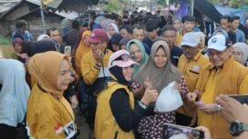 Ketua DPD Partai Hanura Kalimantan Selatan, Habib H.Sayed jafar Alaydrus, saat menyerahkan bantuan kepada warga terdampak banjir di Desa Teluk Selong ulu.