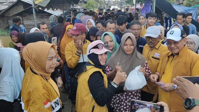 
 Ketua DPD Partai Hanura Kalimantan Selatan, Habib H.Sayed jafar Alaydrus, saat menyerahkan bantuan kepada warga terdampak banjir di Desa Teluk Selong ulu.