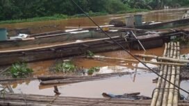Keramba jala apung hancur akibat banjir. Foto: istimewa