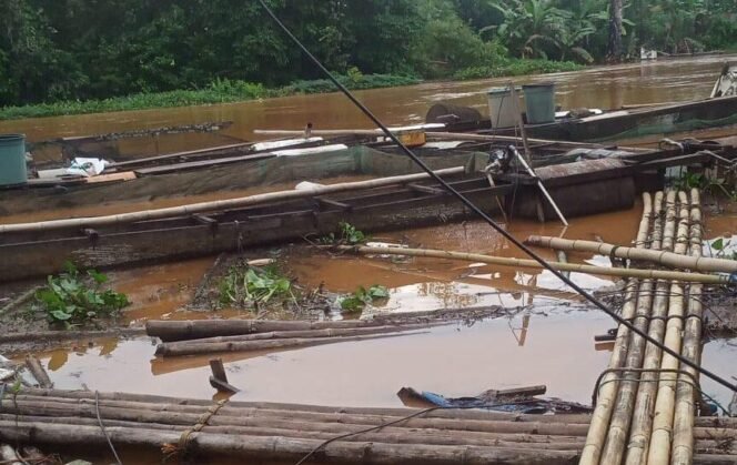 
 Keramba jala apung hancur akibat banjir. Foto: istimewa