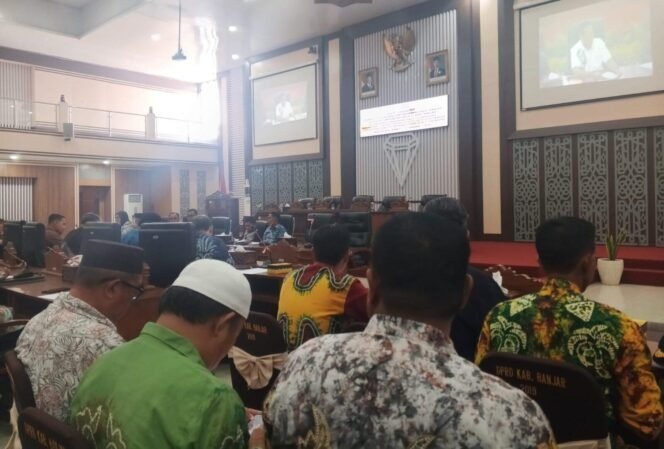 
 Rapat Dengar Pendapat antara Komisi Gabungan DPRD Kabupaten Banjar, pihak PT Palmina Utama, dan masyarakat yang terdampak banjir di Kecamatan Cintapuri Darussalam, Kamis (22/1/2026). Foto: Haris P