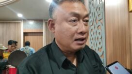 Direktur Operasional PT Palmina Utama, Laksono Budi Santoso, diwawancarai awak media usai RPD di DPRD Kabupaten Banjar,  Kamis (22/1/2026). Foto: Haris Pranata
