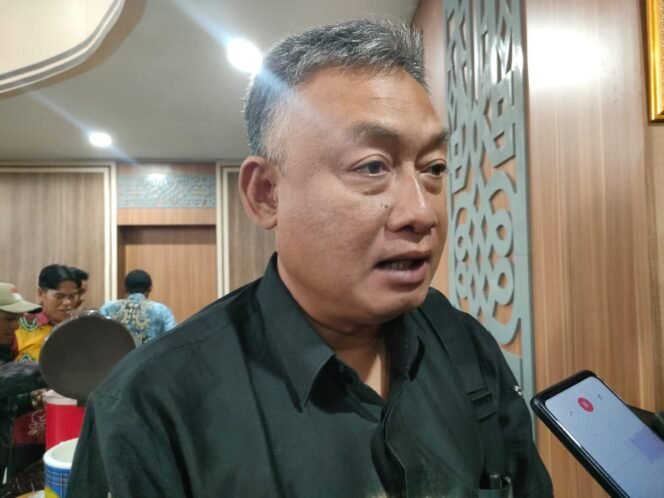
 Direktur Operasional PT Palmina Utama, Laksono Budi Santoso, diwawancarai awak media usai RPD di DPRD Kabupaten Banjar,  Kamis (22/1/2026). Foto: Haris Pranata