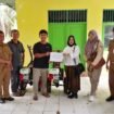 Dinas Pertanian Kabupaten Kotabaru bersama Anggota DPRD Kotabaru, H Rosidah, menyalurkan bantuan alat dan mesin pertanian kepada kelompok tani.