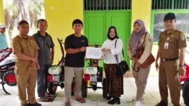 Dinas Pertanian Kabupaten Kotabaru bersama Anggota DPRD Kotabaru, H Rosidah, menyalurkan bantuan alat dan mesin pertanian kepada kelompok tani.