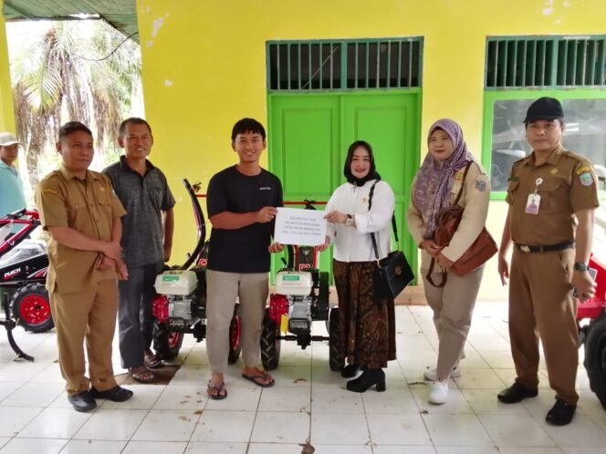 
 Dinas Pertanian Kabupaten Kotabaru bersama Anggota DPRD Kotabaru, H Rosidah, menyalurkan bantuan alat dan mesin pertanian kepada kelompok tani.