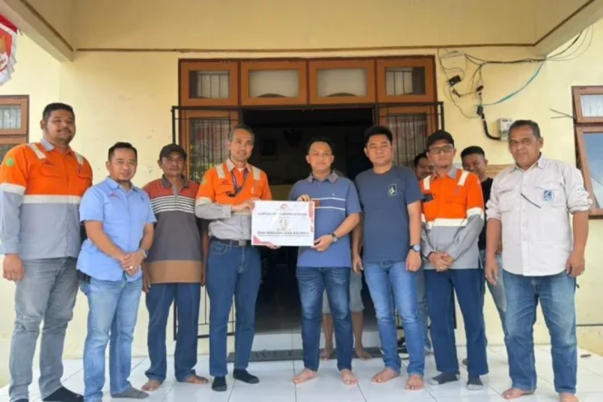 
 Dukung Kemandirian Desa, PT AGM Salurkan Bantuan Usaha dan Air Bersih di HSS