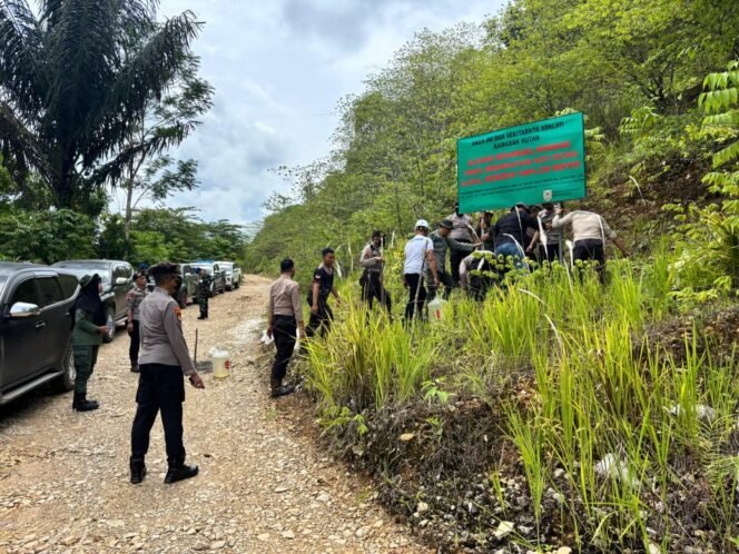 
 Pamobvit Polda Kalsel, Polhut, Denpom Kandangan, serta Satgas PETI PT AGM bersama-sama memasang papan larangan aktivitas tambang ilegal.