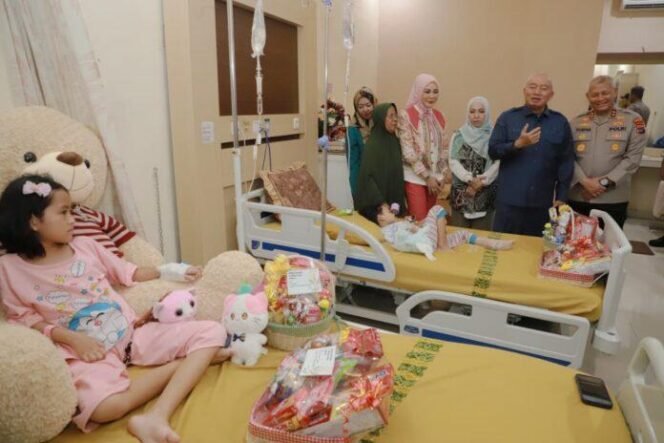 
 Gubernur Kalsel dan Kapolda Jenguk Anak Yatim Piatu Korban Kecelakaan, Pastikan Pengobatan Gratis