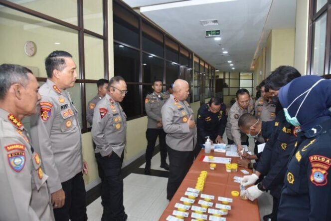 
 Propam Polda Kalsel Gelar Tes Urine Mendadak, Seluruh Pimpinan Dinyatakan Negatif