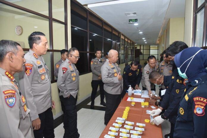 Propam Polda Kalsel Gelar Tes Urine Mendadak, Seluruh Pimpinan Dinyatakan Negatif