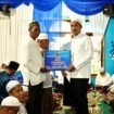 Bupati Banjar H Saidi Mansyur menyerahkan secara simbolis bantuan hibah kepada sejumlah yayasan keagamaan dalam Safari Ramadan perdana di Masjid Jami Darul Muhajirin, Desa Munggu Raya, Kecamatan Astambul, Kamis (19/2/2026) sore. Foto: RSB