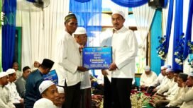 Bupati Banjar H Saidi Mansyur menyerahkan secara simbolis bantuan hibah kepada sejumlah yayasan keagamaan dalam Safari Ramadan perdana di Masjid Jami Darul Muhajirin, Desa Munggu Raya, Kecamatan Astambul, Kamis (19/2/2026) sore. Foto: RSB
