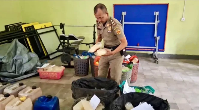 
 Ratusan Liter Tuak Kemasan Diamankan Satpol PP Banjarbaru, Jum'at (20/2/26). Foto: Satpol PP Banjarbaru