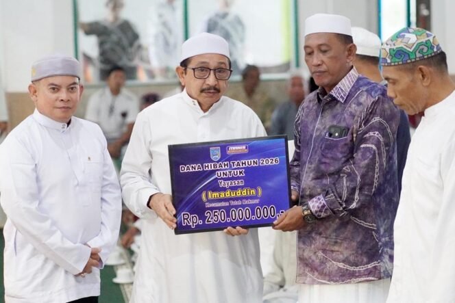 
 Safari Ramadan di Tatah Layap, Wabup Banjar Serahkan Hibah Ratusan Juta Rupiah