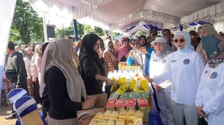 BKOW Kalsel dan Pemprov Gelar Pasar Rakyat, Bantu Warga Dapatkan Bahan Pokok Terjangkau Jelang Ramadan