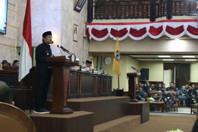 
 Wagub Kalsel Sampaikan Penjelasan Tiga Raperda dalam Rapat Paripurna DPRD