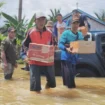 Pemerintah menyalurkan bantuan saat banjir di Desa Bincau Muara, Martapura, Kabupaten Banjar pada 30 Desember 2025. Foto: dok/ricek