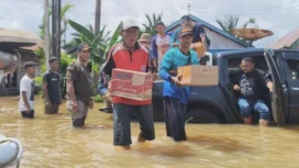 Pemerintah menyalurkan bantuan saat banjir di Desa Bincau Muara, Martapura, Kabupaten Banjar pada 30 Desember 2025. Foto: dok/ricek