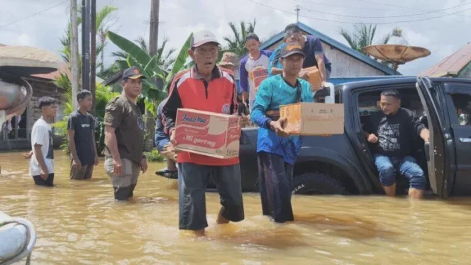 
 Pemerintah menyalurkan bantuan saat banjir di Desa Bincau Muara, Martapura, Kabupaten Banjar pada 30 Desember 2025. Foto: dok/ricek