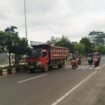Truk masih melintas di Jalan A Yani Martapura, Kamis (5/2/2026), meskipun sudah ada larangan. Foto: Haris