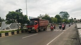 Truk masih melintas di Jalan A Yani Martapura, Kamis (5/2/2026), meskipun sudah ada larangan. Foto: Haris