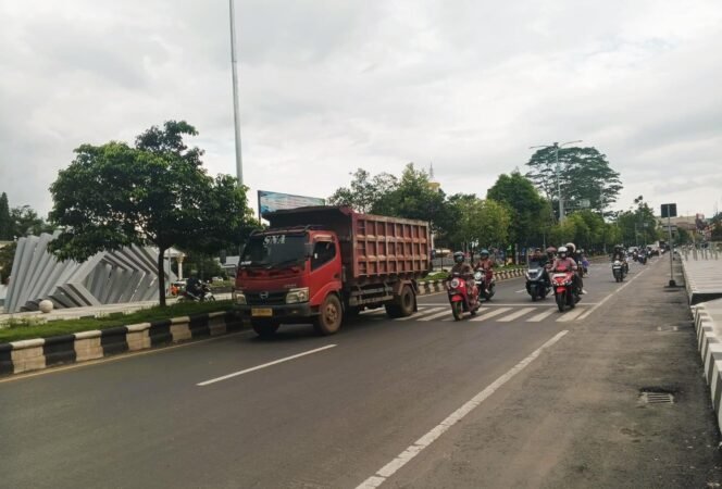 
 Truk masih melintas di Jalan A Yani Martapura, Kamis (5/2/2026), meskipun sudah ada larangan. Foto: Haris