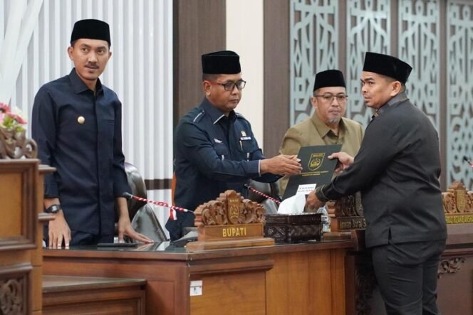
 Paripurna DPRD Banjar Bahas Raperda UMKM dan Setujui Raperda Pengelolaan Sampah