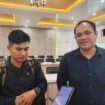 Koordinator Humas PT SSM, Fajrin (kanan) saat diwawancara awak media. Foto: Haris Pranata