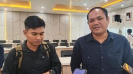 Koordinator Humas PT SSM, Fajrin (kanan) saat diwawancara awak media. Foto: Haris Pranata