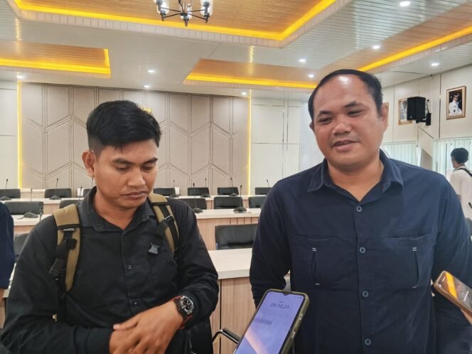 
 Koordinator Humas PT SSM, Fajrin (kanan) saat diwawancara awak media. Foto: Haris Pranata
