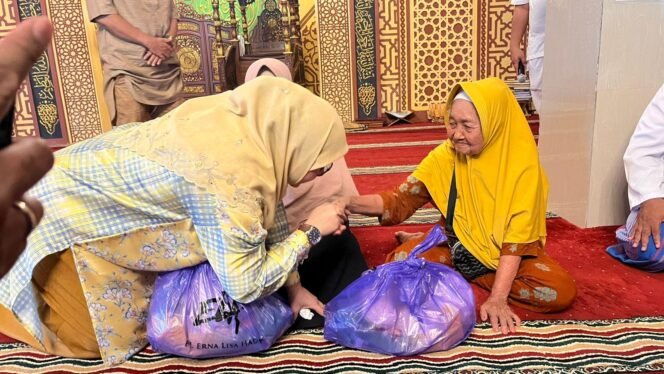 
 Wali Kota Sambangi Warga Banjarbaru Utara dengan Bantuan dari Kantong Pribadi