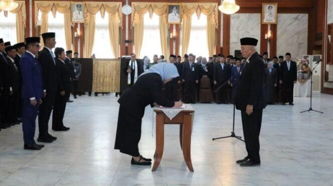 
 Penyegaran Organisasi, Gubernur Kalsel Resmi Lantik Ratusan Pejabat