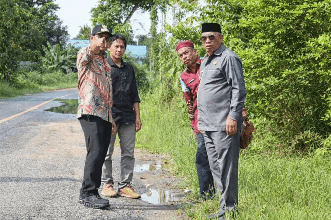 
 Bupati dan Wakil Bupati Kotabaru Tinjau Langsung Jalan Rusak di Sejumlah Titik