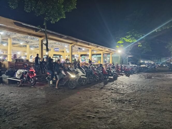 
 Suasana pasar Pusat Perbelanjaan Sekumpul (PPS) Martapura yang sudah ramai. foto: Haris