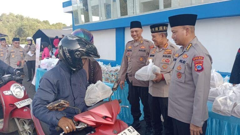 Polda Kalsel dan Bhayangkari Berbagi 500 Takjil