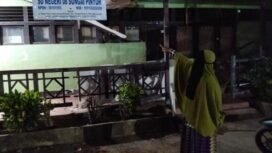 Kepala Sekolah SDN 08 Sungai Pinyuh, Dini saat menunjukan plafon ruang kelas VI yang ambruk pada Senin, 2 Maret 2026. (Radarkalbar.com)