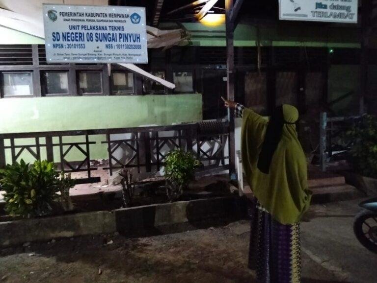 Plafon Kelas VI SDN 08 Sungai Pinyuh Ambruk, Kondisi Bangunan Diduga Lama Tak Tersentuh Perbaikan