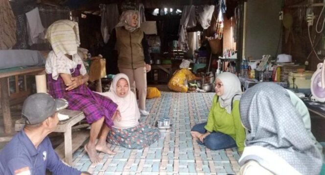 
 Lansia di Sungai Tabuk Terima Bantuan Setelah Tinggal di Rumah Tidak Layak Huni