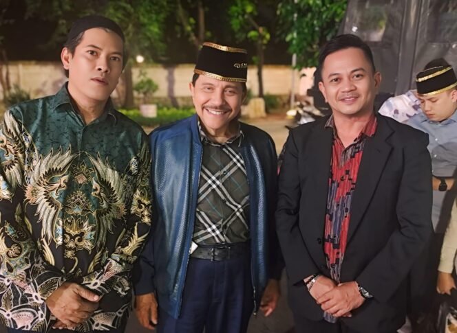 
 Jenderal TNI (Purn.) Prof. Dr. A.M Hendropriyono, S.T., S.H., M.H (tengah) seusai acara silaturahmi dan bukber di Kraton Majapahit bersama Sultan Banjar Sultan Cevi Yusuf Al Banjari dan Demang Irfan Fajrianoor di Jakarta (foto : ist/ricek.id)