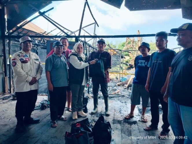 
 Bantuan Disalurkan untuk Korban Kebakaran di Mataraman Kabupaten Banjar