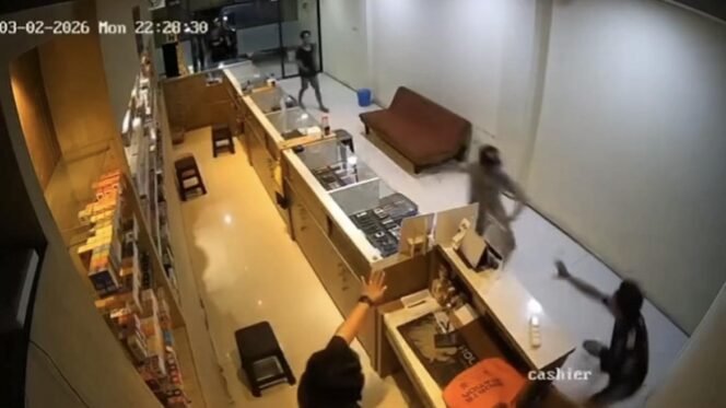 
 Tangkapan layar rekaman CCTV saat terjadi pengeroyokan tiga pelaku terhadap korban di sebuah toko di Jl. Veteran Banjarmasin pada Senin (2/3/2026) malam.